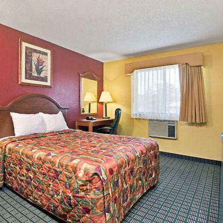 Days Inn By Wyndham Torrington Buitenkant foto