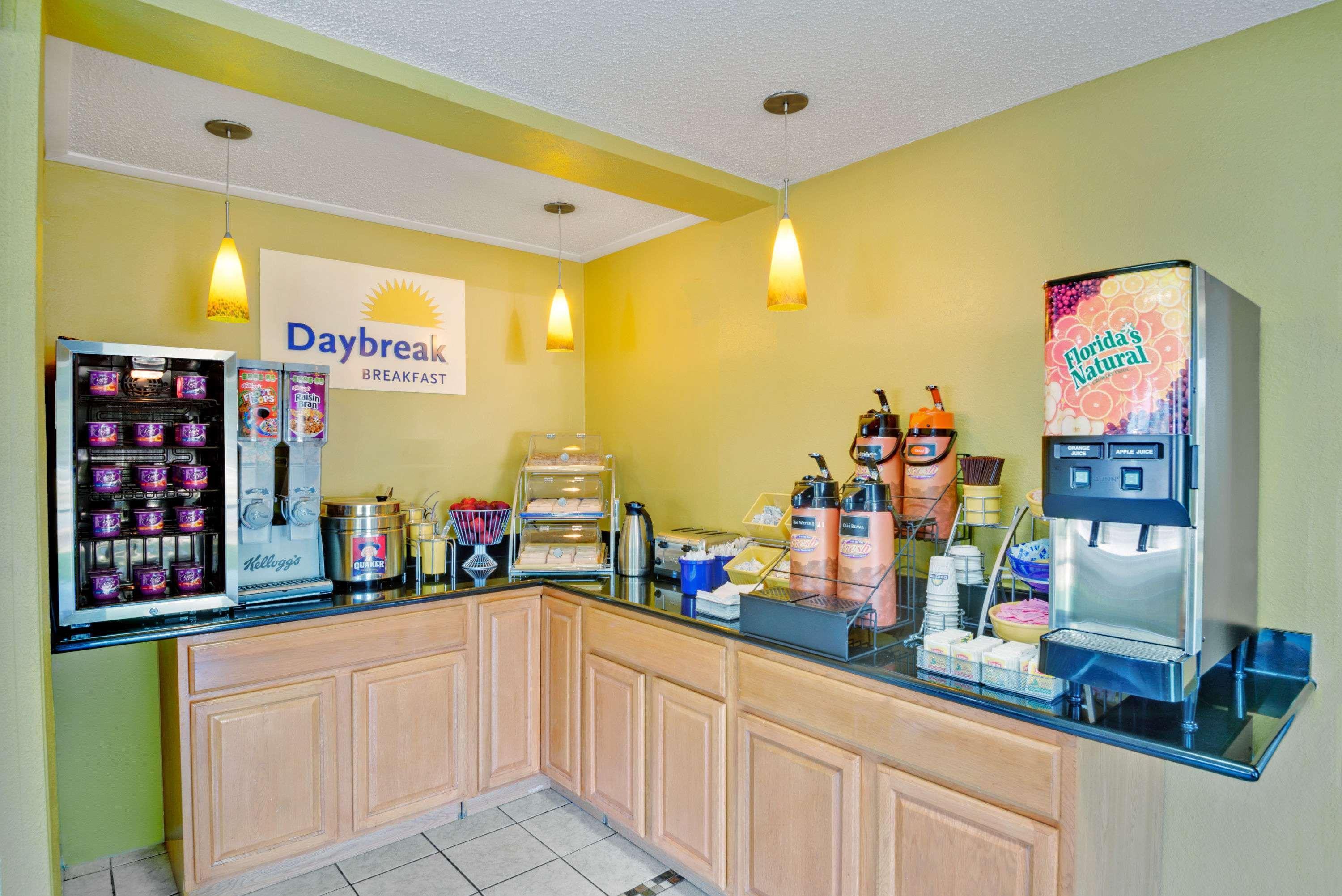 Days Inn By Wyndham Torrington Buitenkant foto